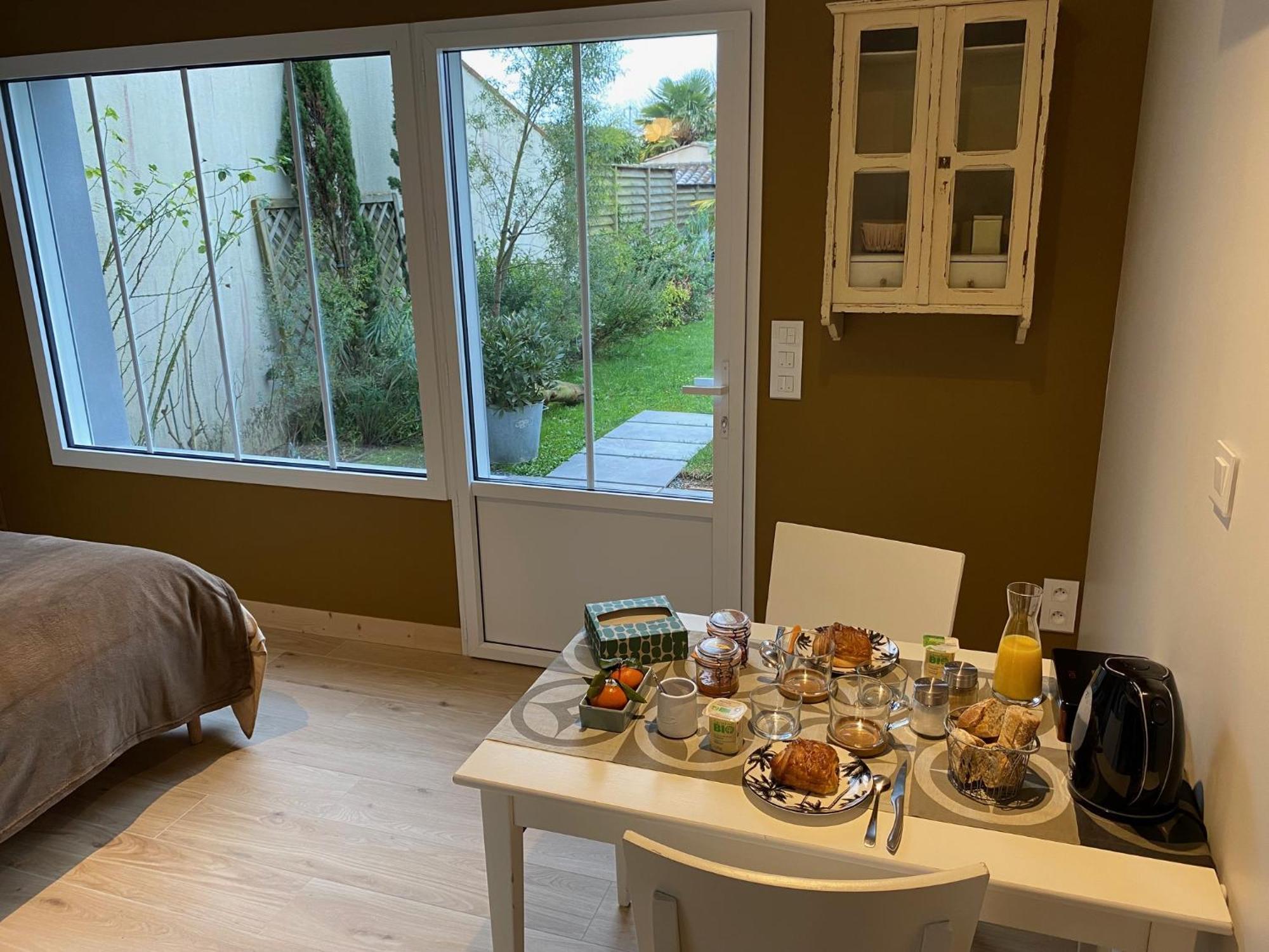 Maison M, Chambre Privee Acces Jardin Piscine Et Jacuzzi Pres De La Rochelle La Rochelle  Bilik gambar